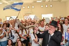 Israel starts releasing Palestinians after last living hostages freed