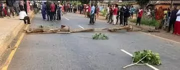 Residents block highway over incessant kidnapping in Nasarawa community Residents block highway over incessant kidnapping in Nasarawa community