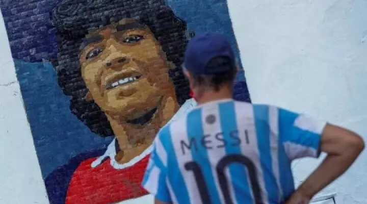 Argentines honour football star Maradona with mosaics