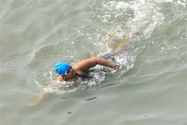 12-year-old Indian girl swims 36 km in Arabian sea