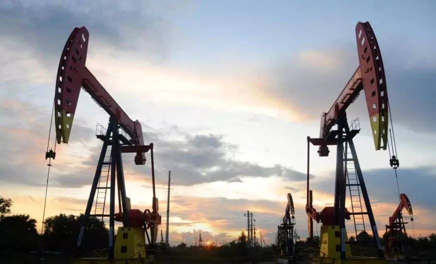 Oil prices slip on potential return of Libyan output; Gulf storm supports