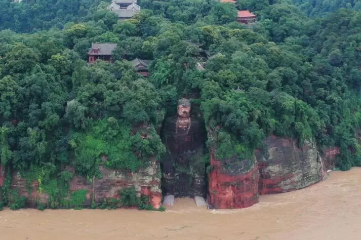 China evacuates 100,000 as floods threaten heritage site