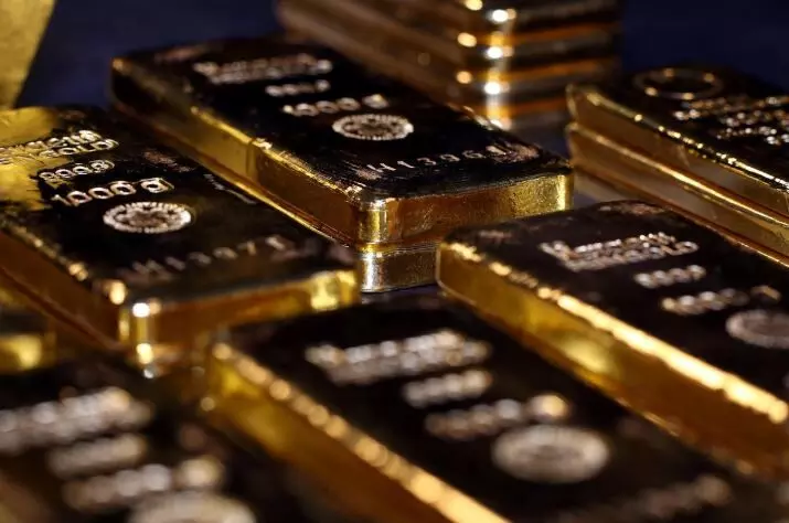 Gold price continues to fly high, rises to yet another record