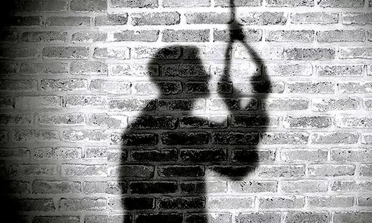 Man threatens to commit suicide over non-payment father’s N13m gratuity Man threatens to commit suicide over non-payment father’s N13m gratuity