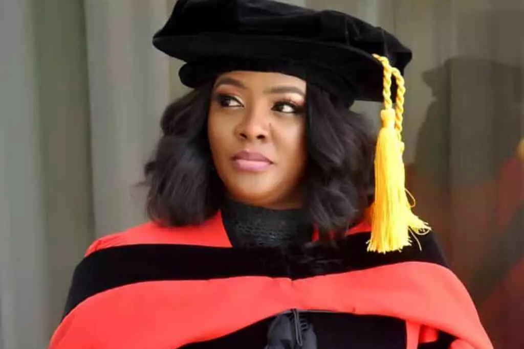 Ace comedienne Helen Paul dedicates Ph.D to Mum