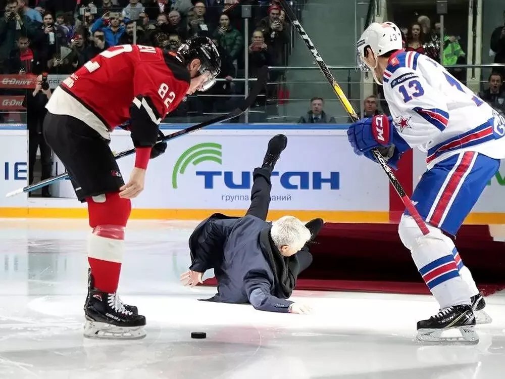Mourinho takes a tumble at Russian ice hockey game Mourinho takes a tumble at Russian ice hockey game
