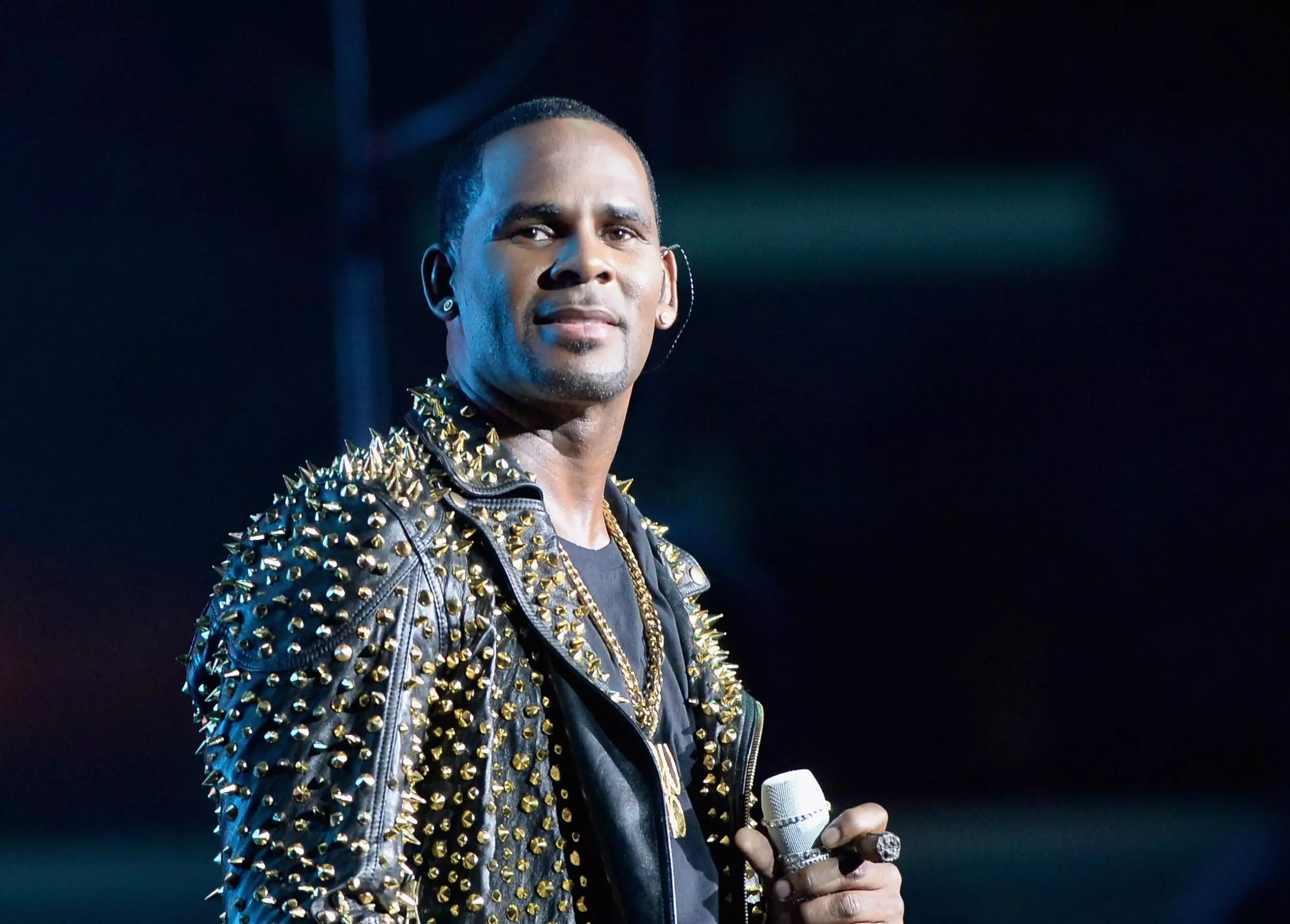 Twitter users kick over R Kelly’s alleged escape plans to Africa