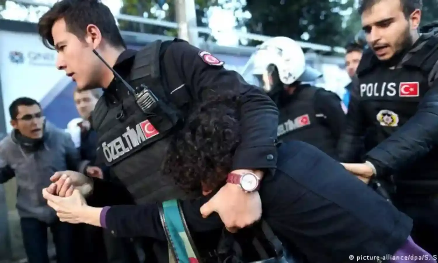 Turkish Police detain students for housing protests
