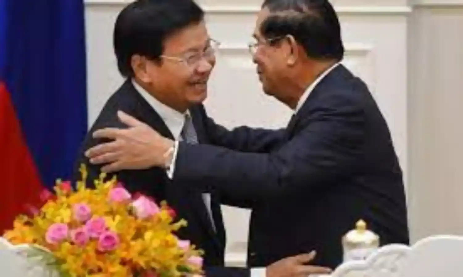 Cambodian, Lao PMs Agree to Further Enhance Bilateral Ties, Cooperation