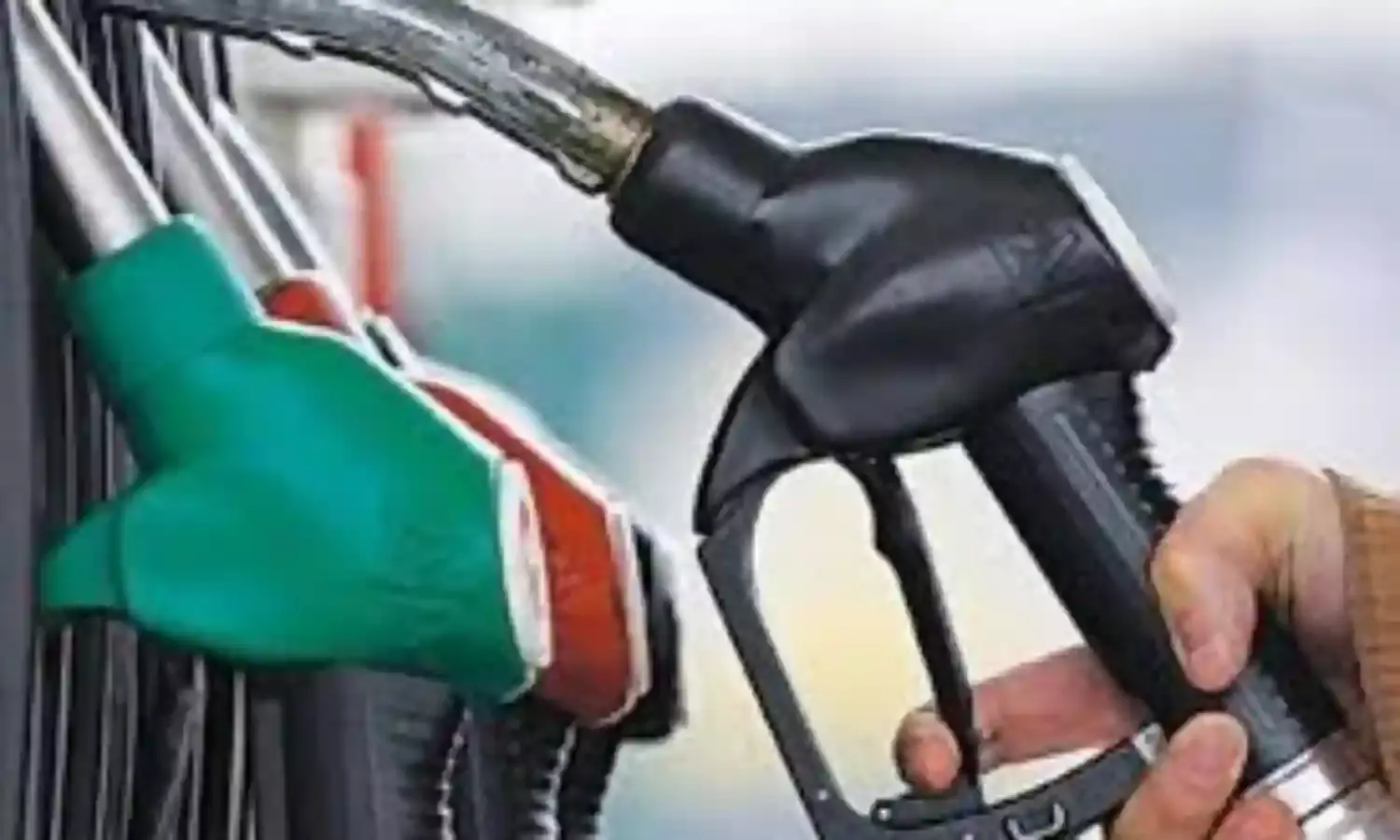 Ondo residents engage in panic buying over uncertainty in petrol pump price