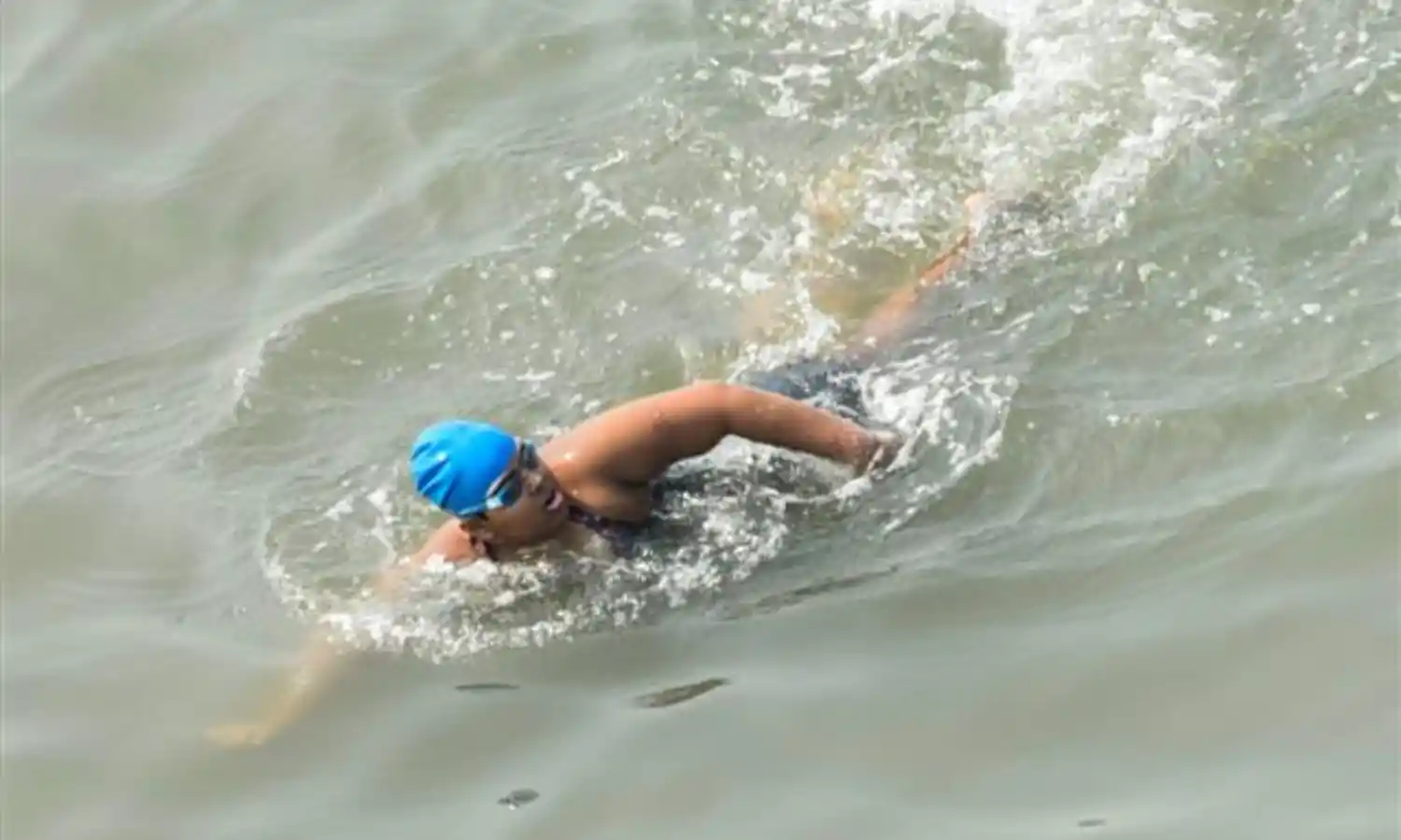 12-year-old Indian girl swims 36 km in Arabian sea