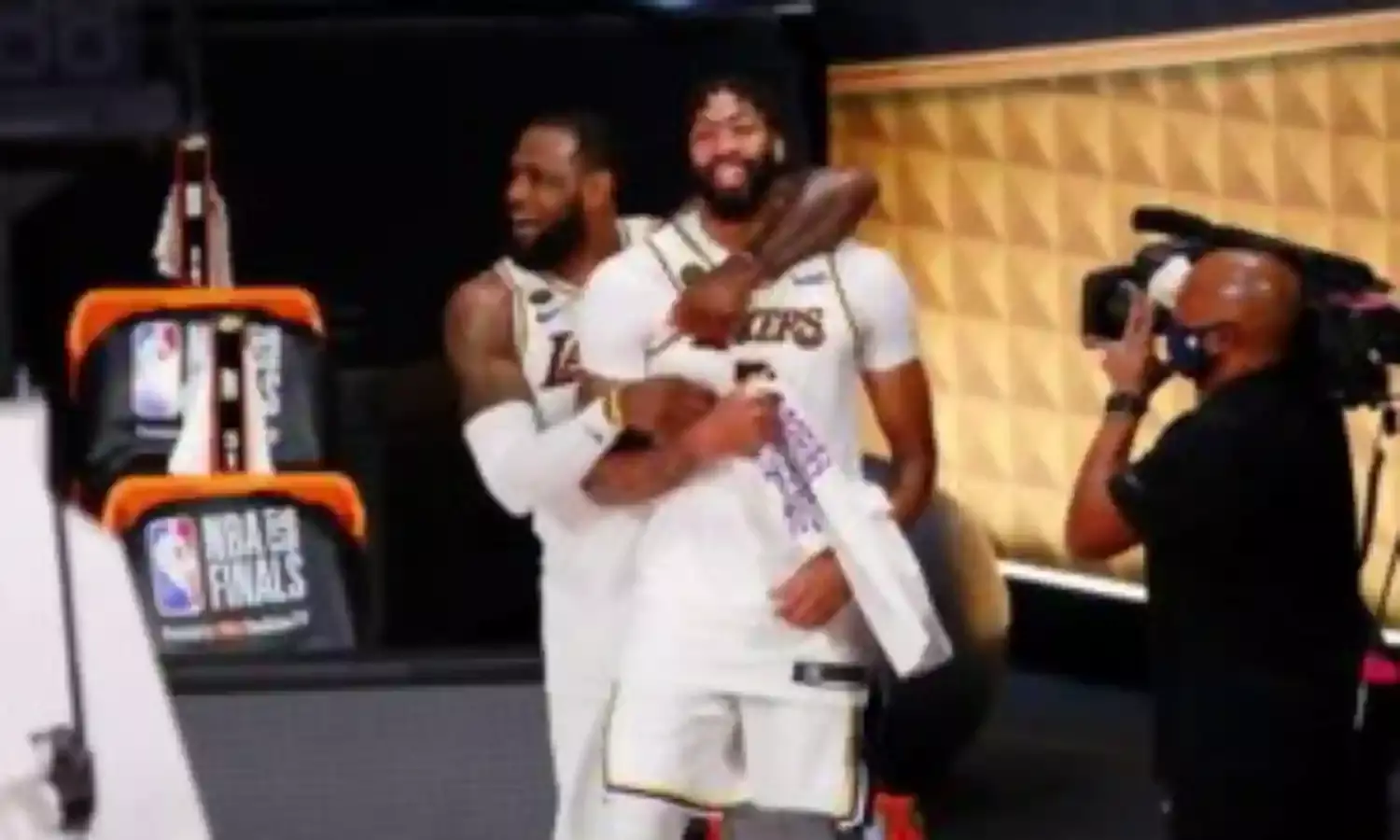 LeBron, AD to make preseason debuts vs. Suns