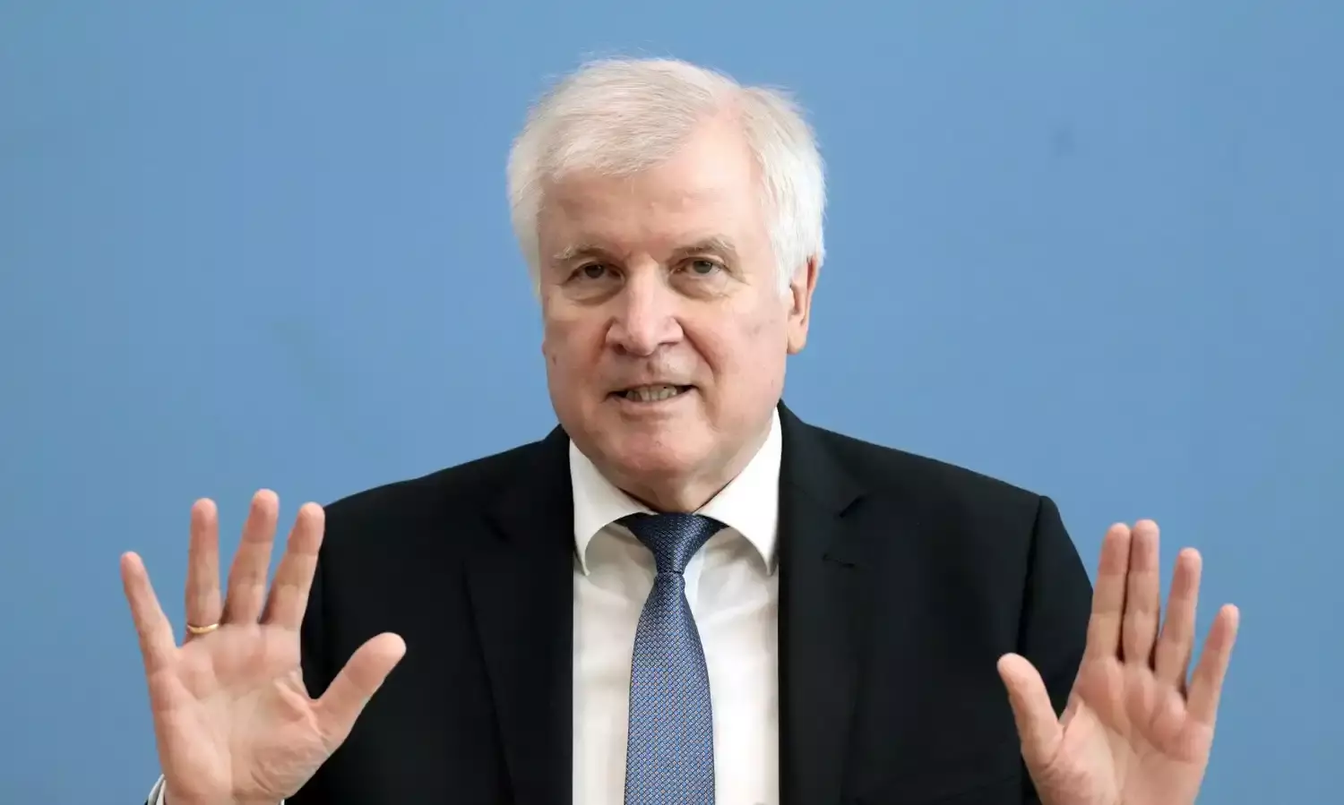 German interior minister bans neo-Nazi group