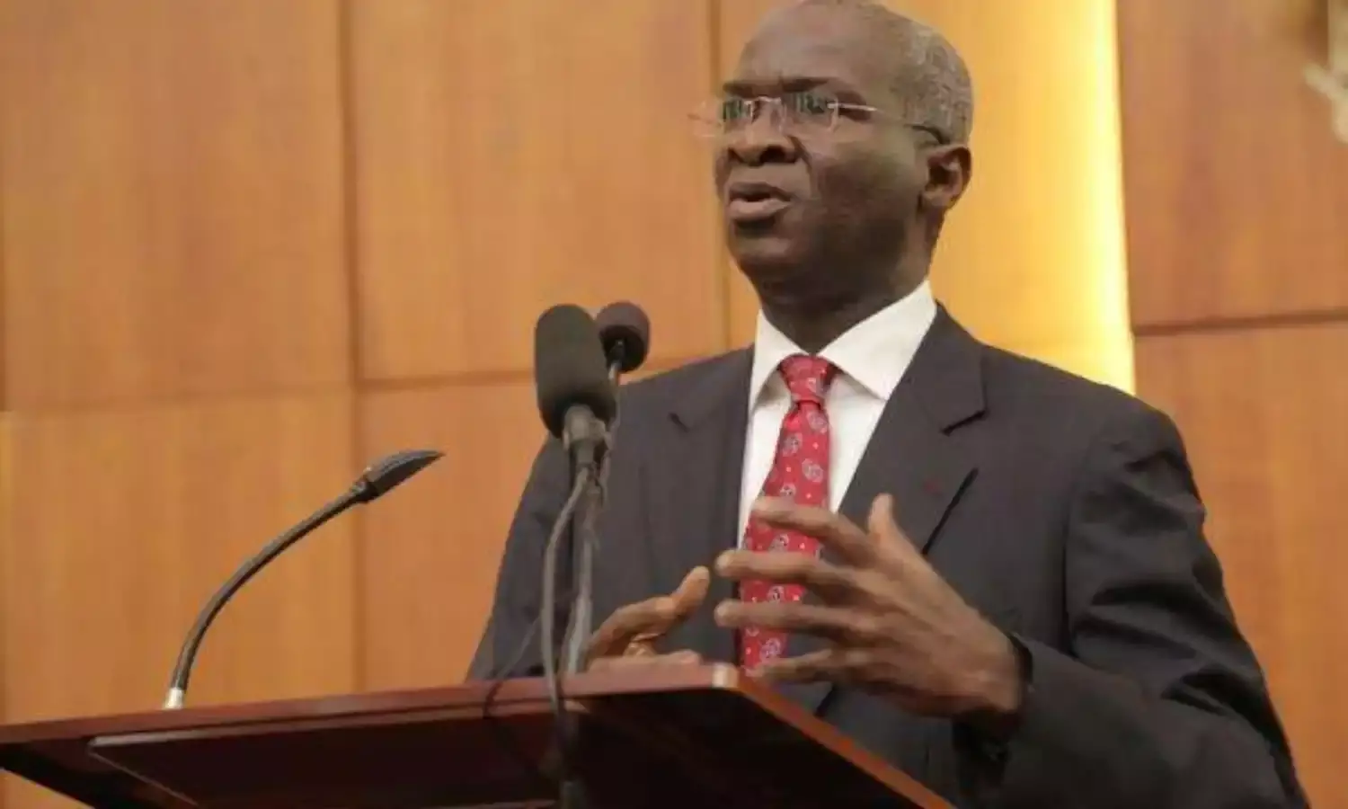 Yuletide: Minister directs contractors to commence road repairs