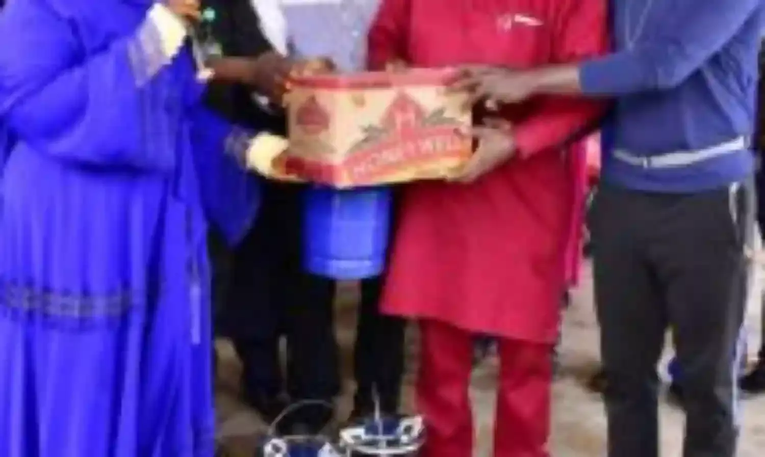 Nigeria@60: FCT Minister donates cooking gas, food items to flood victims