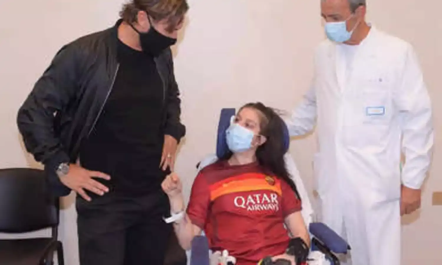 Roma great Totti meets girl who woke from coma after his message