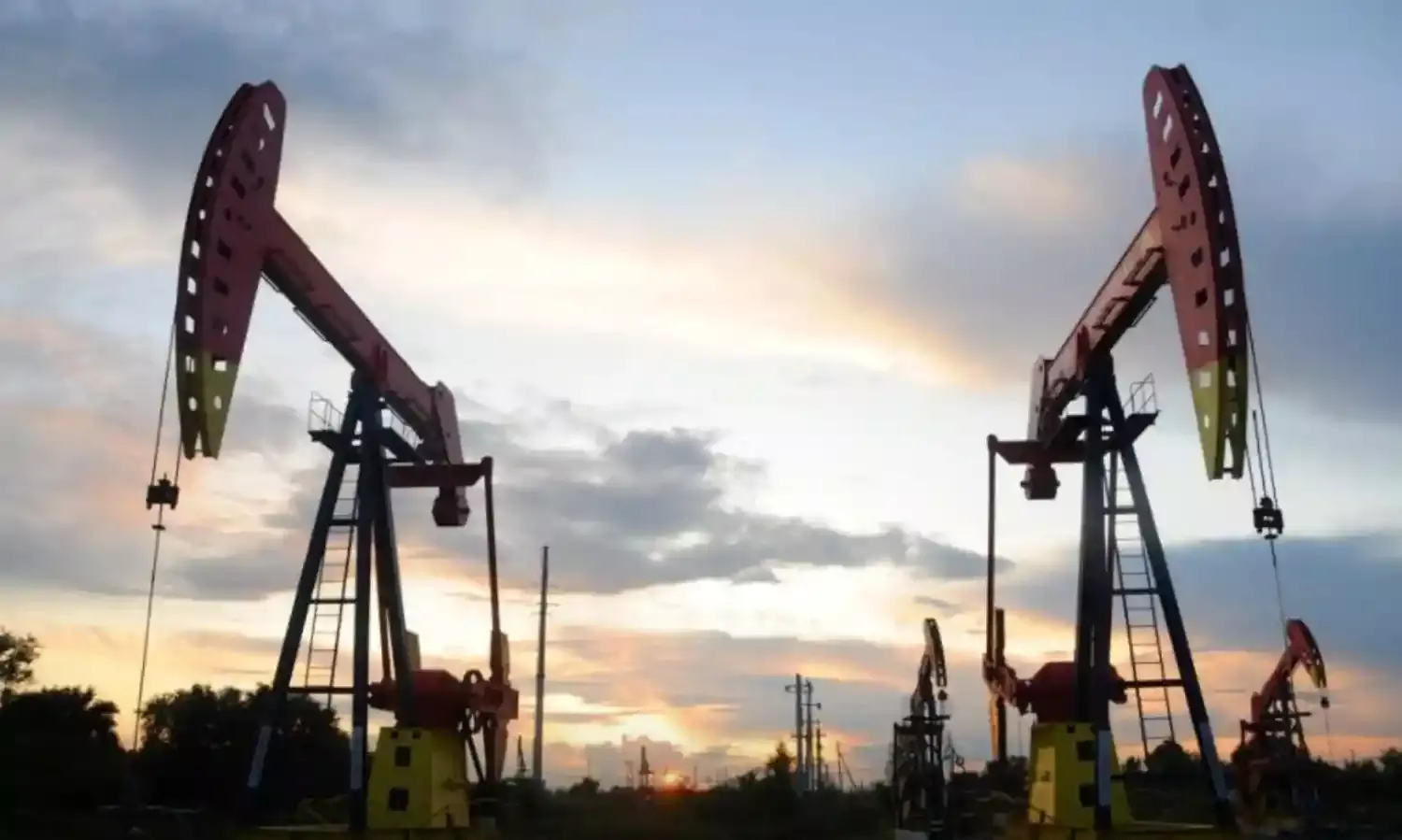 Oil prices slip on potential return of Libyan output; Gulf storm supports