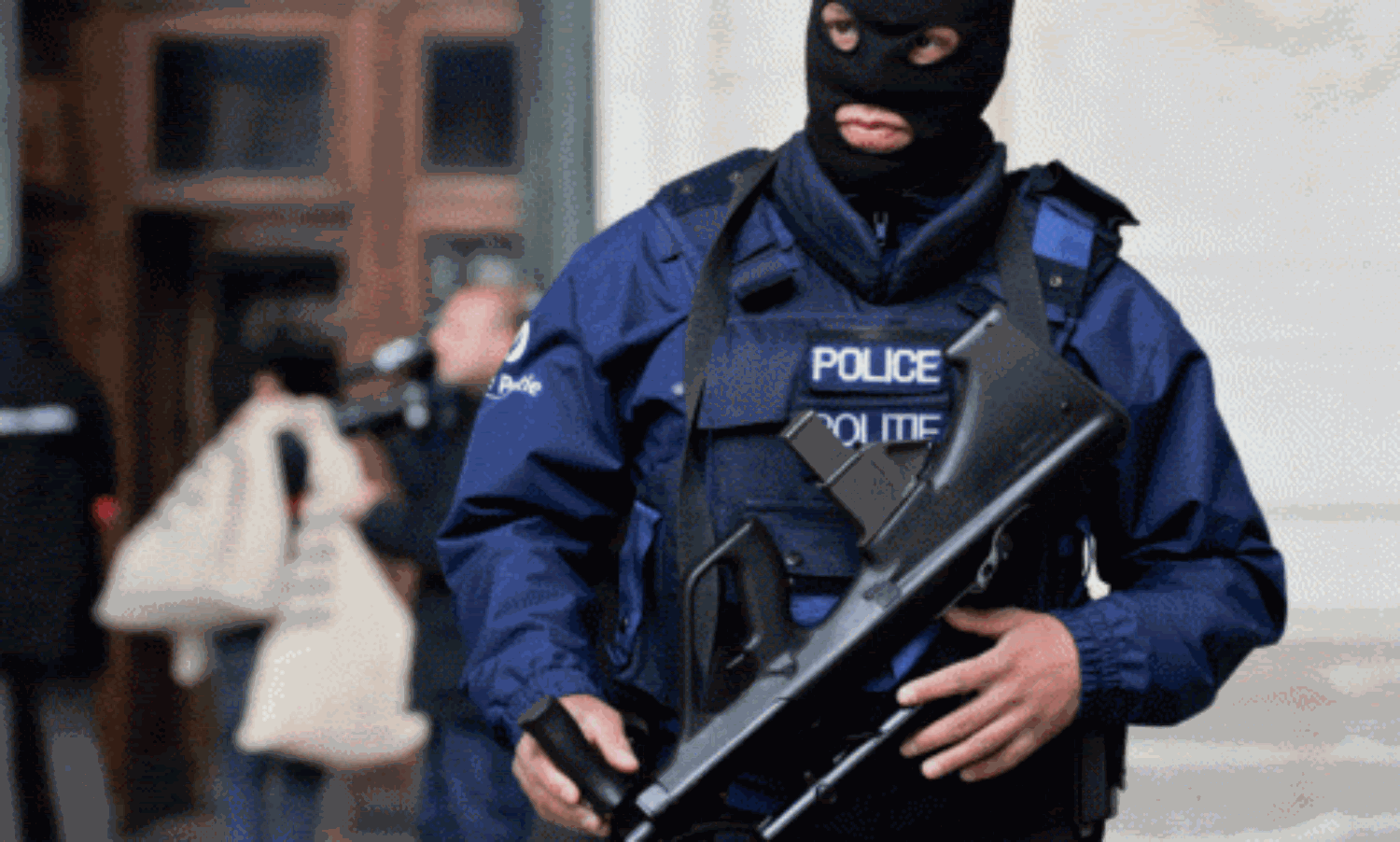 Greece Police move Lesbos migrants into tent camp after fire