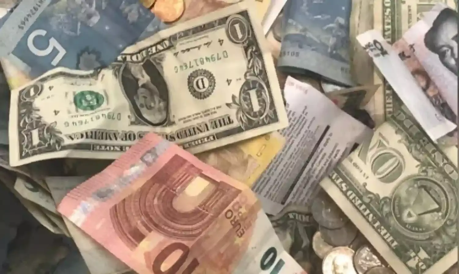 Dollar falls, riskier currencies gain, ahead of Republican convention