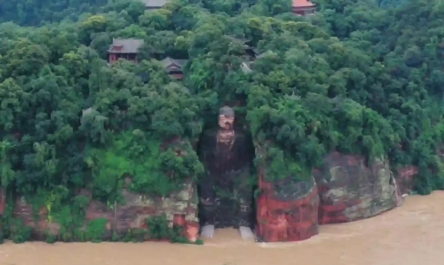 China evacuates 100,000 as floods threaten heritage site