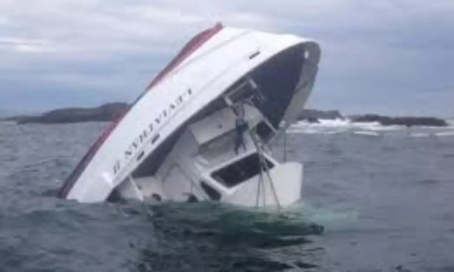 About 30 persons die after tourist boat capsizes in India