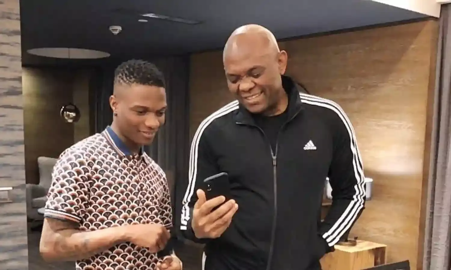 Tony Elumelu, Wizkid hangs out