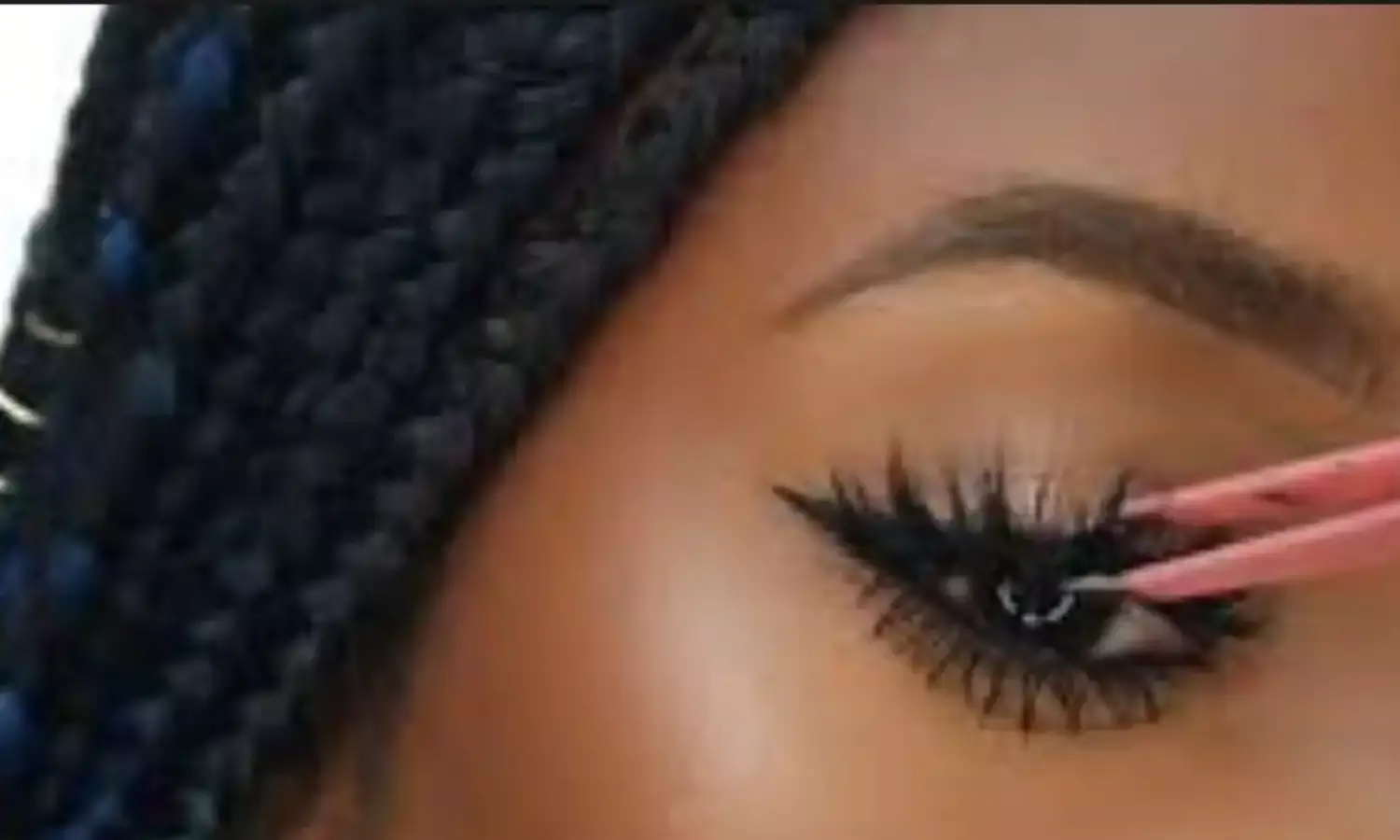 Improper fixing of eyelashes causes increasing cases of trauma, Optometrist alerts