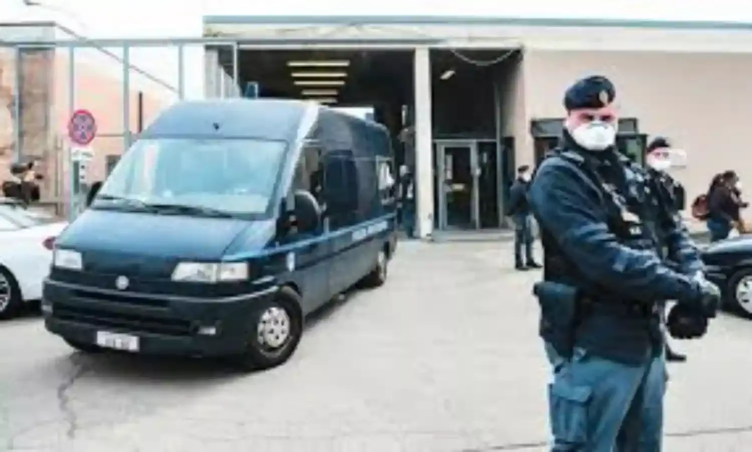 Italian police arrest suspected mafia members in healthcare sector