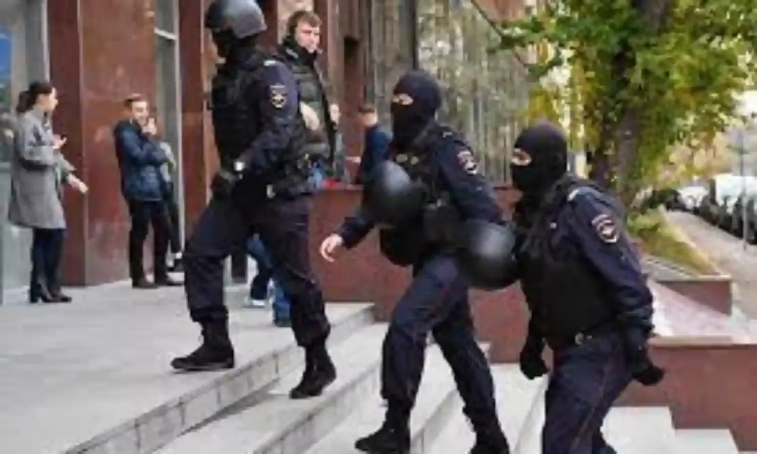 Russia media groups report police raiding journalists’ homes