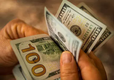 Trade tensions hoist dollar to near 2-week highs, pound struggles