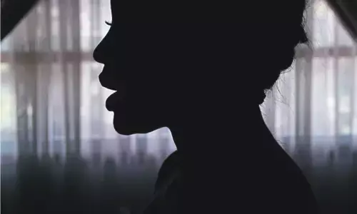 FOR THE LADIES: 10 Signs To Code He Wants You In Bed