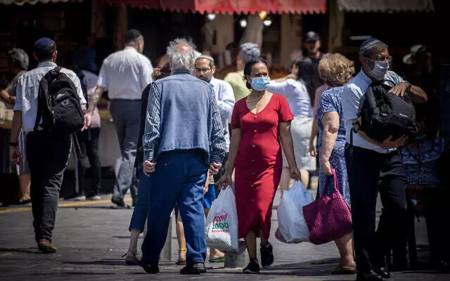 Israel makes wearing face masks indoors mandatory again